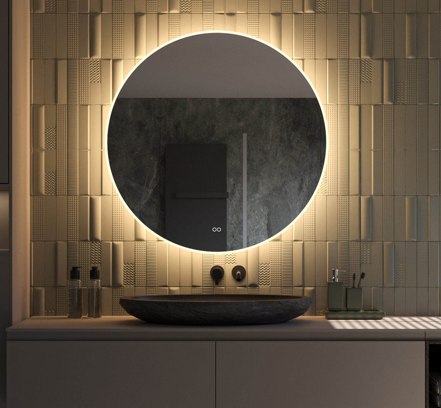 Ronde design spiegel met een diameter van 100 cm en van alle gemakken voorzien: dimbare verlichting, spiegelverwarming en instelbare lichtkleur