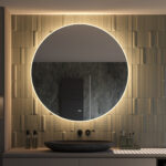 Ronde design spiegel met een diameter van 120 cm en van alle gemakken voorzien: dimbare verlichting, spiegelverwarming en instelbare lichtkleur