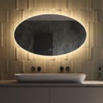Luxe ovale badkamer spiegel, van alle gemakken voorzien, zoals: verlichting, spiegelverwarming, dim functie en instelbare lichtkleur