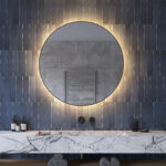 Deze trendy 100 cm ronde badkamer spiegel is van alle gemakken voorzien, zoals: ambient verlichting, spiegelverwarming, dimfunctie en instelbare lichtkleur