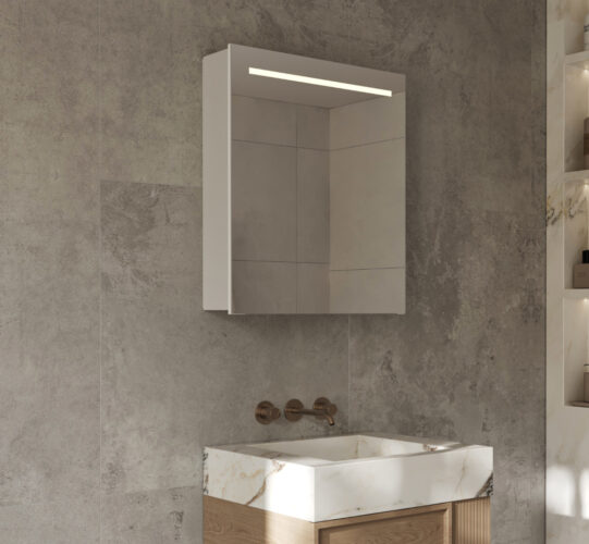 Deze 1 deurs badkamer spiegelkast is van alle gemakken voorzien, zoals: geïntegreerde verlichting en spiegelverwarming in de deur, een geaard stopcontact met USB, een geïntegreerde make-up spiegel en een sensor schakelaar