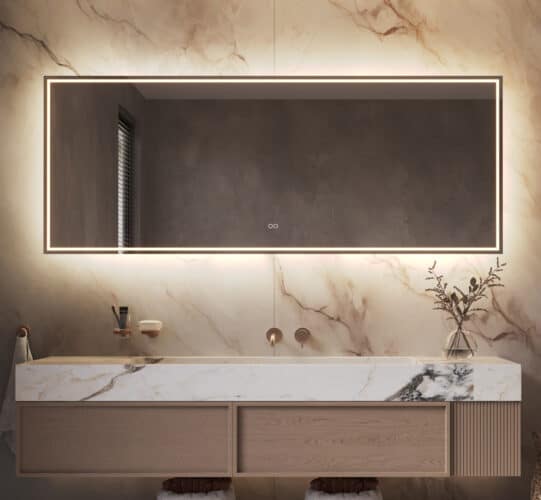 Stijlvolle brede design spiegel welke van alle gemakken is voorzien: dimbare verlichting, spiegelverwarming en instelbare lichtkleur