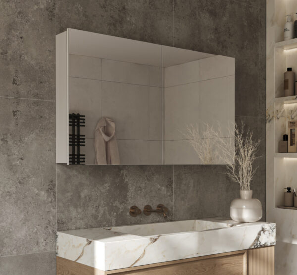 Luxe, aluminium badkamer spiegelkast, uitgevoerd zonder verlichting aan de buitenzijde. Aan de binnenzijde is er zowel verlichting aan de bovenzijde voorzien als rondom de make-up spiegel